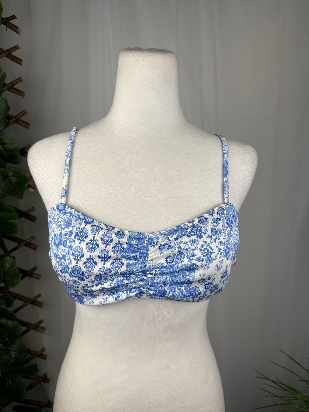 Hollister Blue and White Floral Print Bikini Top Medium